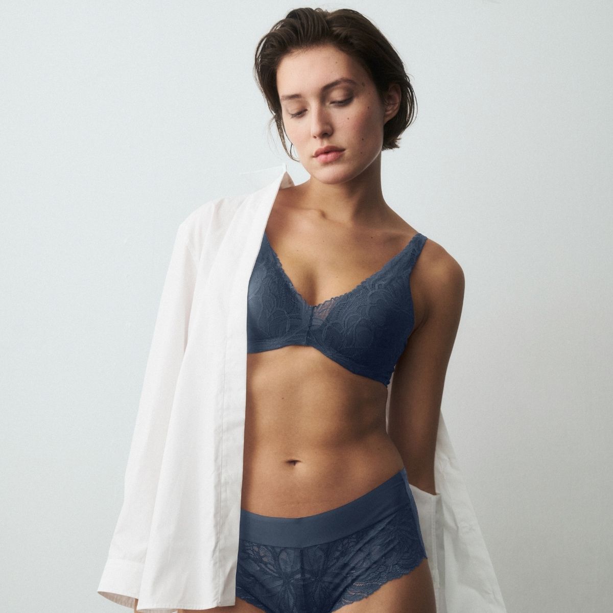 Triumph Body Make-Up Illusion Lace WP BH med bøjle, blå - 10219710 - 7873 - Indigo Veil