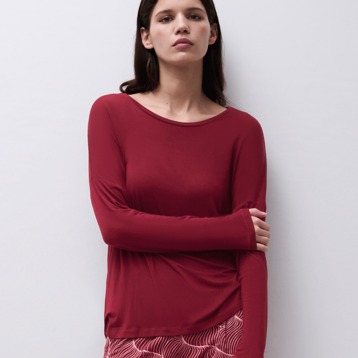Femilet Yara nattrøje, rød - FN7690 - F00 - Chocolate Truffle